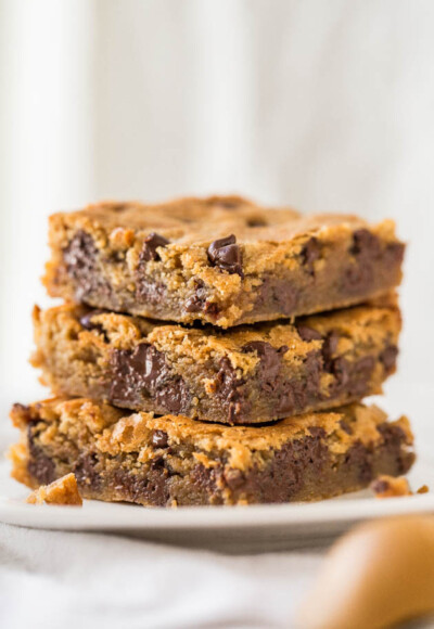 Peanut Butter Chocolate Chip Bars (7 Ingredients!) - Averie Cooks