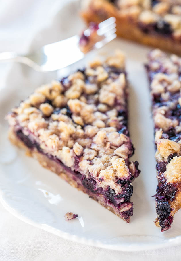Blueberry Oatmeal Crumble Bars - Fast, easy, no-mixer bars great for breakfast, snacks, or a healthy dessert! BIG crumbles and juicy berries are irresistible!!