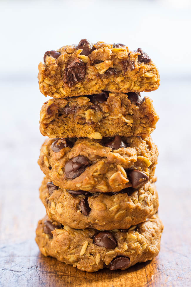 Stacked Soft and Chewy Pumpkin Oatmeal Chocolate Chip Cookies mit einem halbierten Kürbis