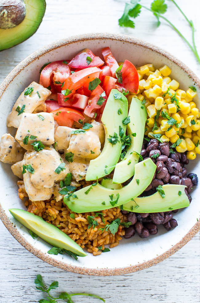 Buffalo Chicken Burrito Bowls-Saftig kylling sammen med dine favoritt burrito ingredienser servert i en bolle!! Pile toppings sky high og ikke bekymre deg for en wrap breaking, pluss det er litt sunnere!! Enkel og klar på 15 minutter!!'s a little healthier!! Easy and ready in 15 minutes!!