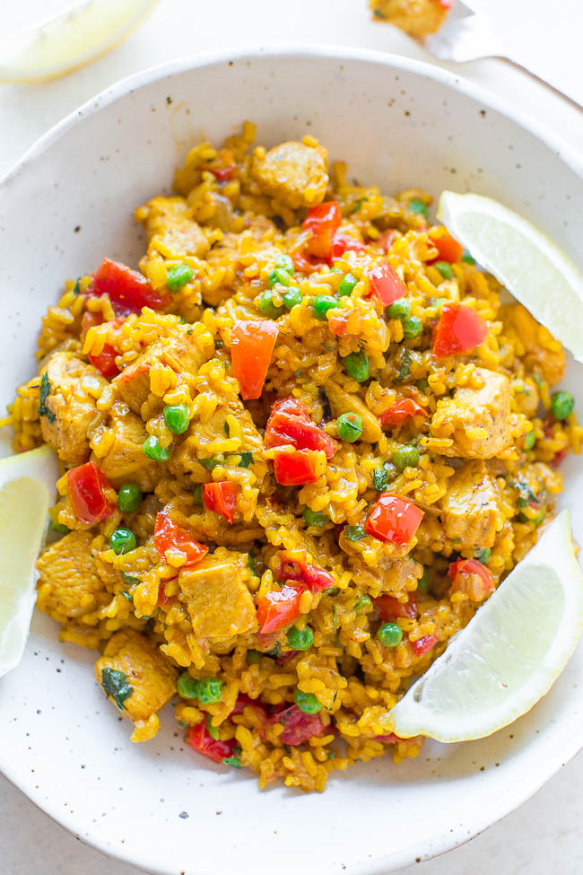 Paella au poulet facile - Si vous n'avez jamais fait de paella auparavant, voici comment préparer cette recette FACILE en 45 minutes!! Poulet juteux et riz tendre avec oignons, poivrons, tomates et plus encore! Tellement de SAVEUR à chaque bouchée!!'re never made paella before, here's how with this EASY recipe ready in 45 minutes!! Juicy chicken and tender rice with onions, peppers, tomatoes, and more! So much FLAVOR in every bite!!