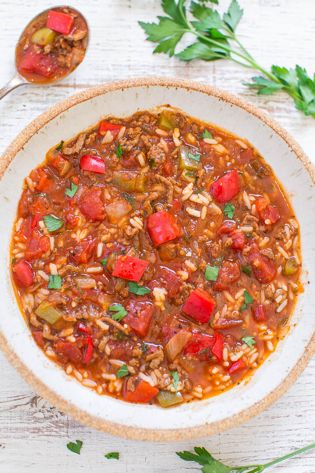 Slow Cooker Stuffed Pepper Soup - Gefüllte Paprikaschoten in HERZHAFTER Suppenform und hergestellt in Ihrem SLOW COOKER!! Paprika, Zwiebeln, Hackfleisch, Tomaten und Reis in diesem einfachen Comfort Food Rezept!!