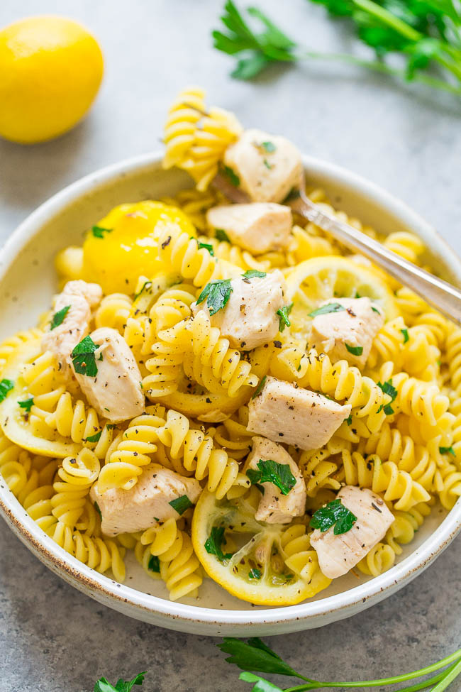 Fotocamera di One-Bag Lemon Chicken and Pasta in una ciotola bianca