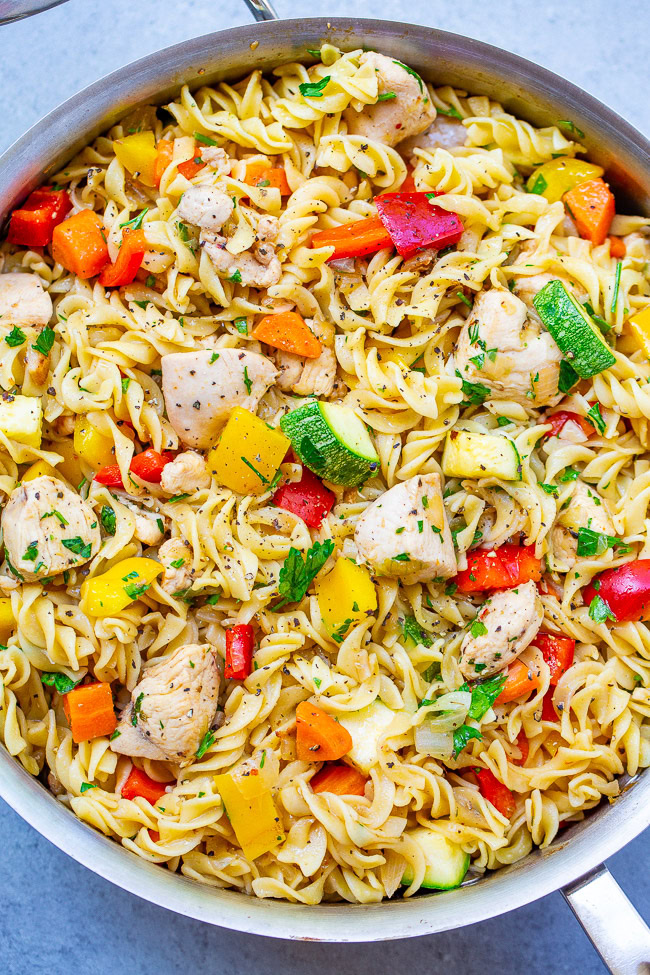 Easy Italian Chicken Pasta Salad - EASY, ready in 30 minutes, perfect for a hassle-free family meal, and makes a big batch so you can have planned leftovers!! A super FLEXIBLE recipe based on what vegetables you have on hand!!