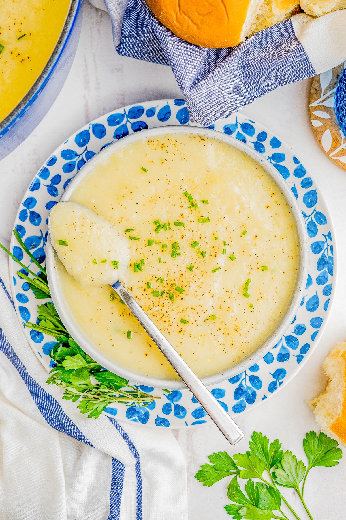 Easy Potato Leek Soup - Learn how to make this classic soup recipe that's ready in 30 minutes! Made in one pot with simple ingredients. A hearty comfort food soup that's just creamy enough without being too heavy. A crowd-favorite recipe for the BEST and EASIEST potato leek soup! 